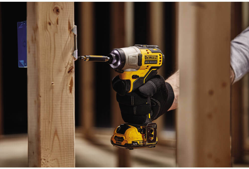 Акумуляторний шуруповерт DeWALT DCF801D2