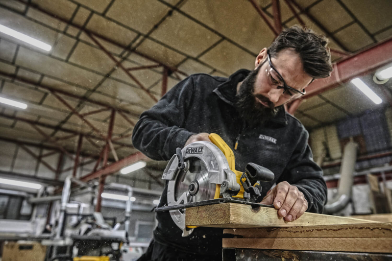 Пила дискова DeWALT DWE560