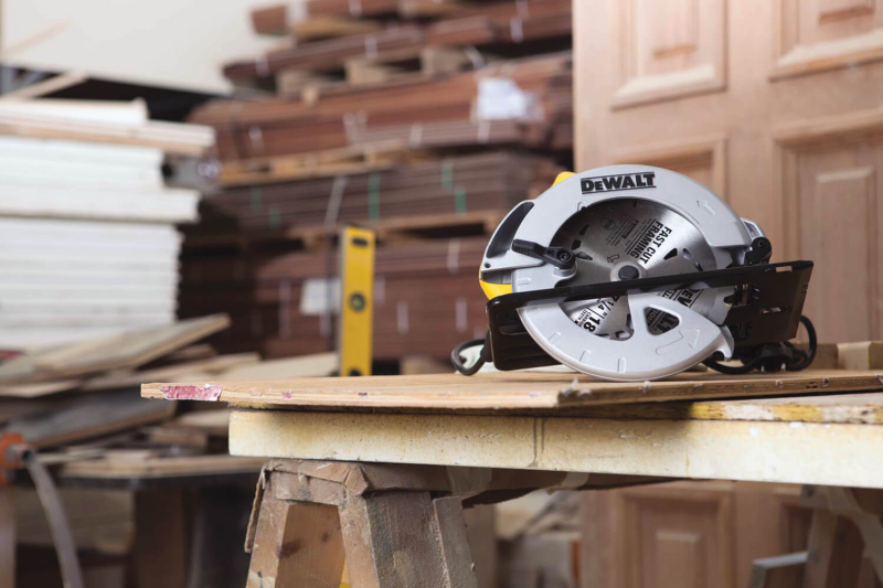 Пила дискова DeWALT DWE560