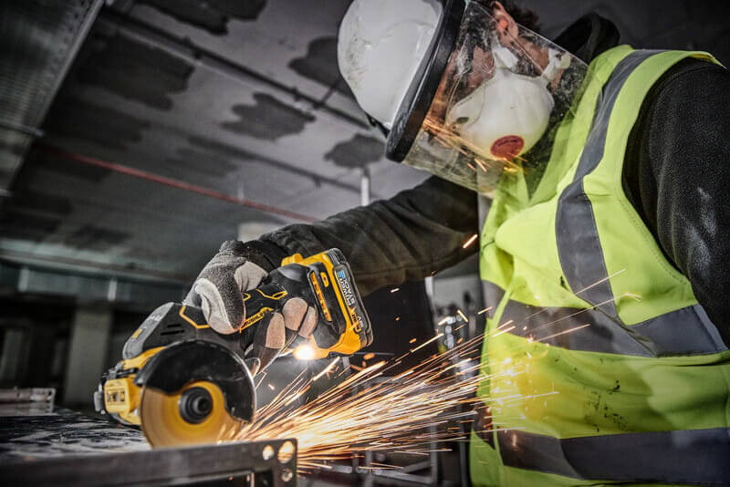 Пила дискова акумуляторна DeWALT DCS438N