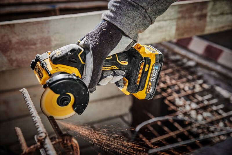 Пила дискова акумуляторна DeWALT DCS438N