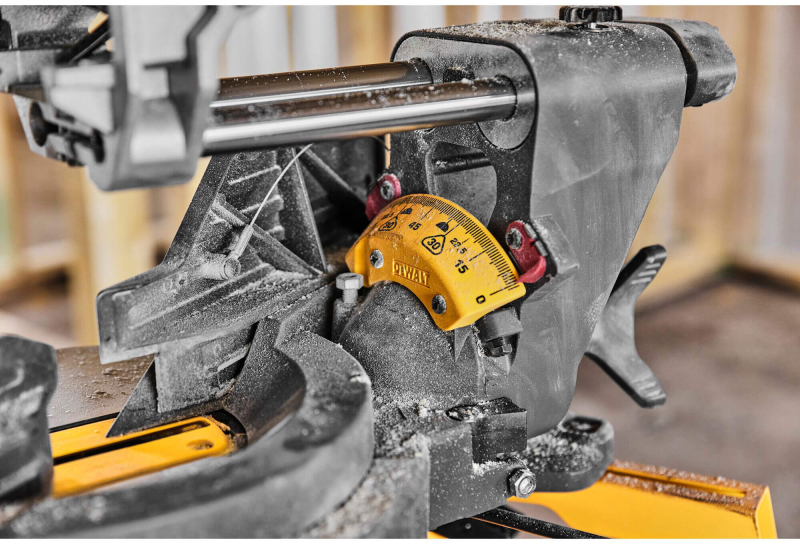 Пила торцювальна акумуляторна DeWALT DCS781N