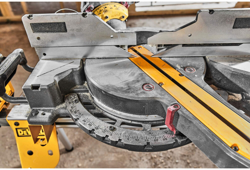Пила торцювальна акумуляторна DeWALT DCS781N