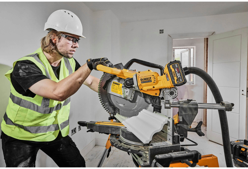 Пила торцювальна акумуляторна DeWALT DCS781N