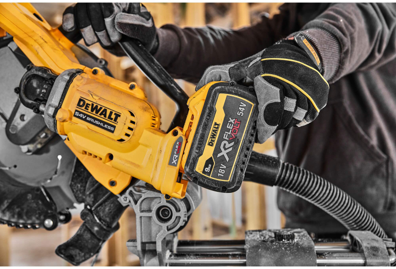 Пила торцювальна акумуляторна DeWALT DCS781N
