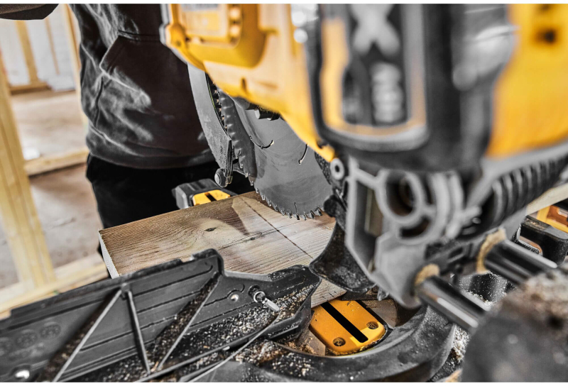 Пила торцювальна акумуляторна DeWALT DCS781N