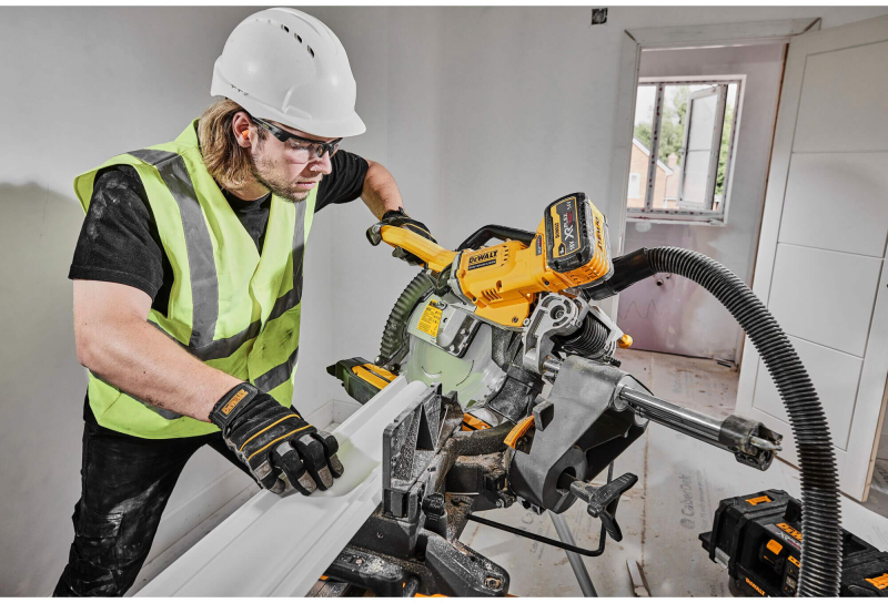 Пила торцювальна акумуляторна DeWALT DCS781N