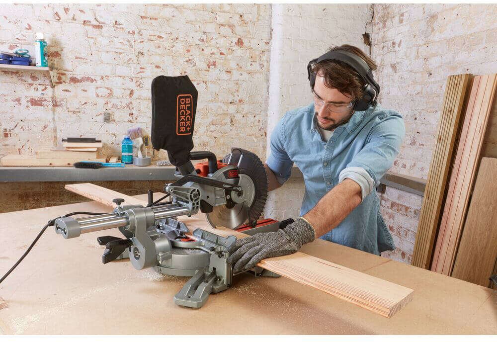 Пила торцювальна BLACK+DECKER BES700