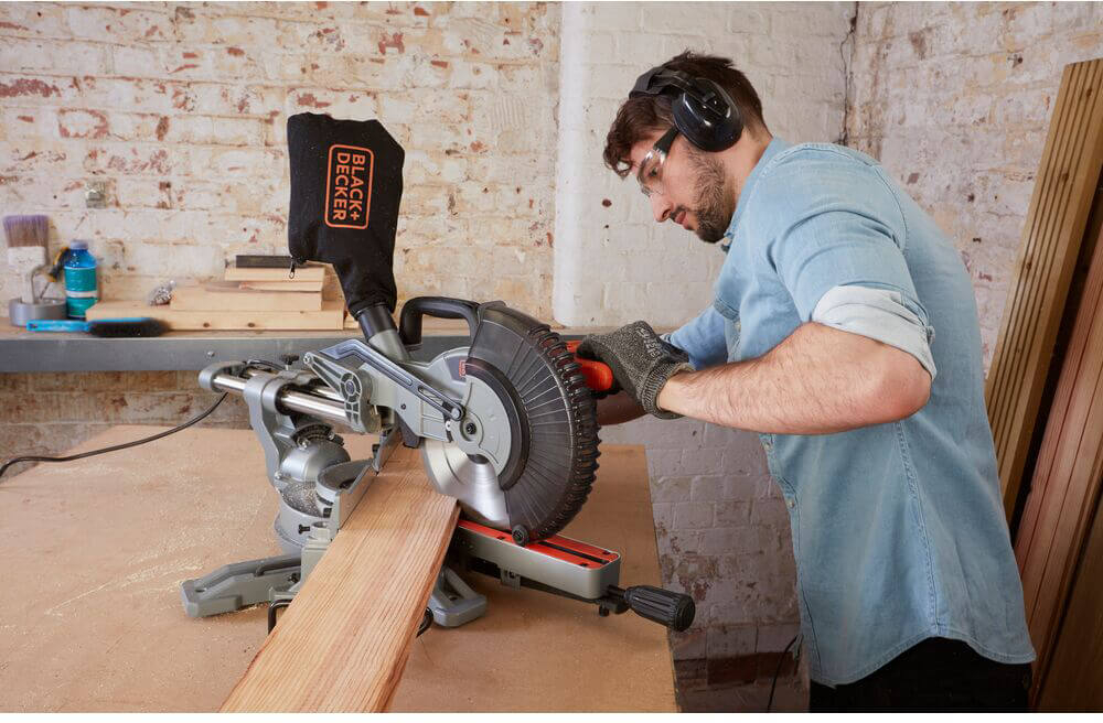 Пила торцювальна BLACK+DECKER BES700