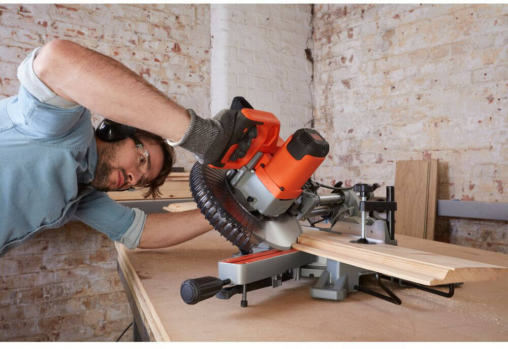 Пила торцювальна BLACK+DECKER BES700