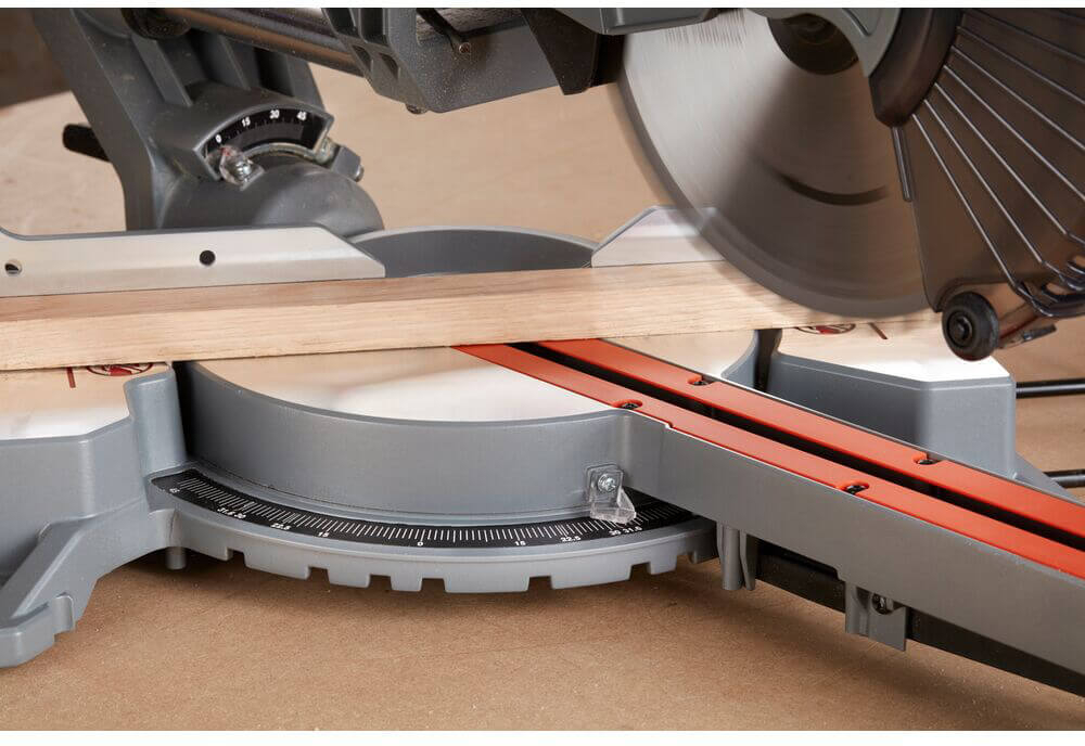Пила торцювальна BLACK+DECKER BES700