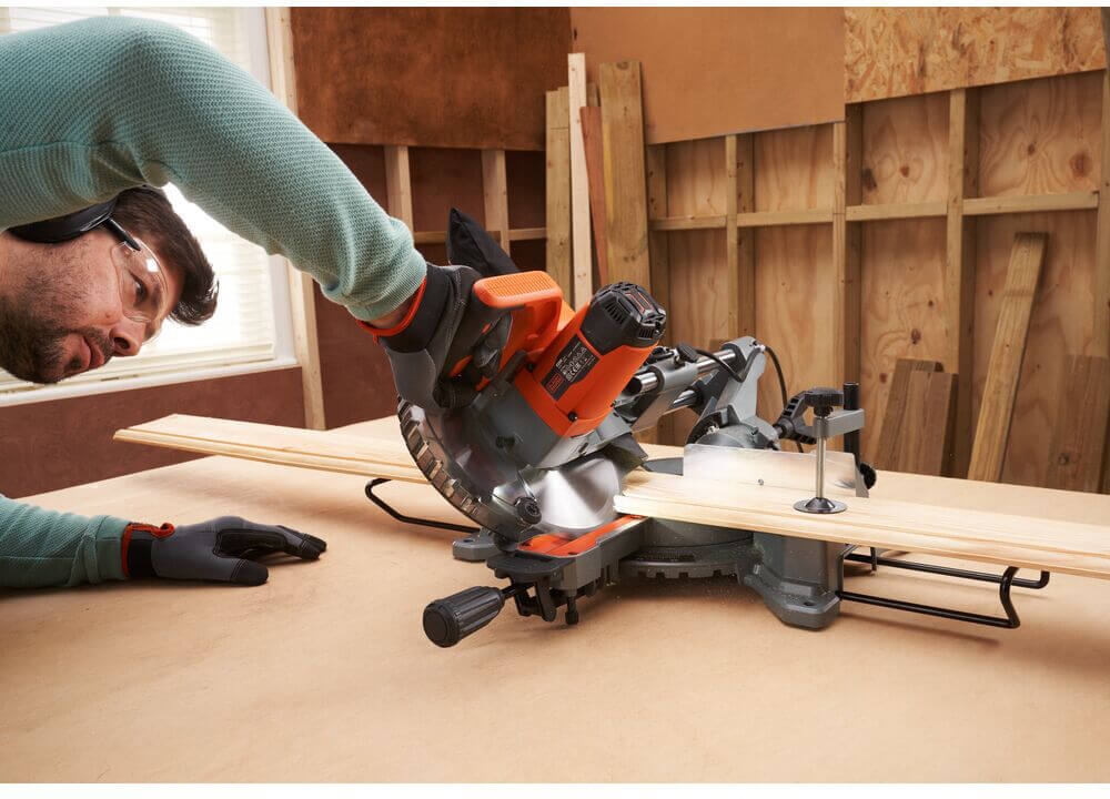 Пила торцювальна BLACK+DECKER BES701