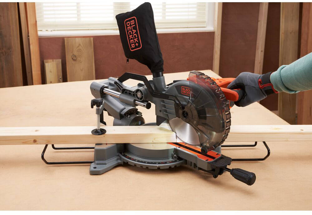Пила торцювальна BLACK+DECKER BES701