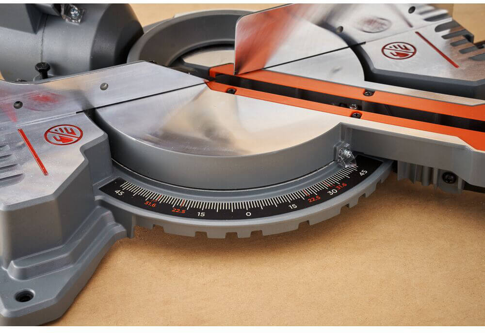 Пила торцювальна BLACK+DECKER BES701