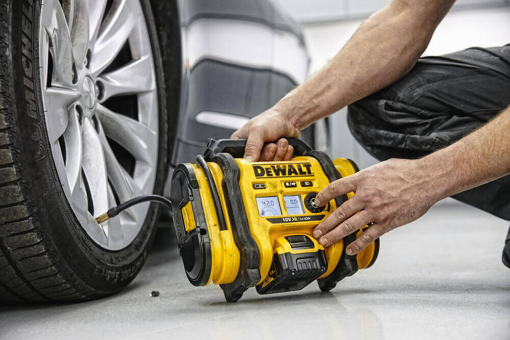 Компресор повітряний акумуляторний DeWALT DCC018