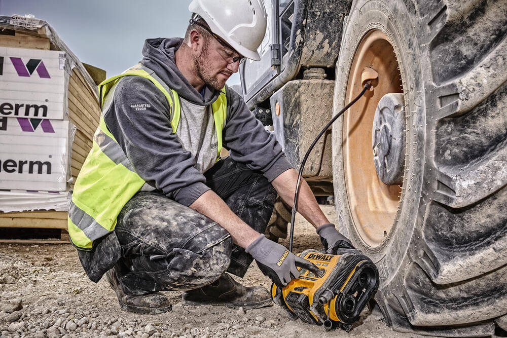 Компресор повітряний акумуляторний DeWALT DCC018