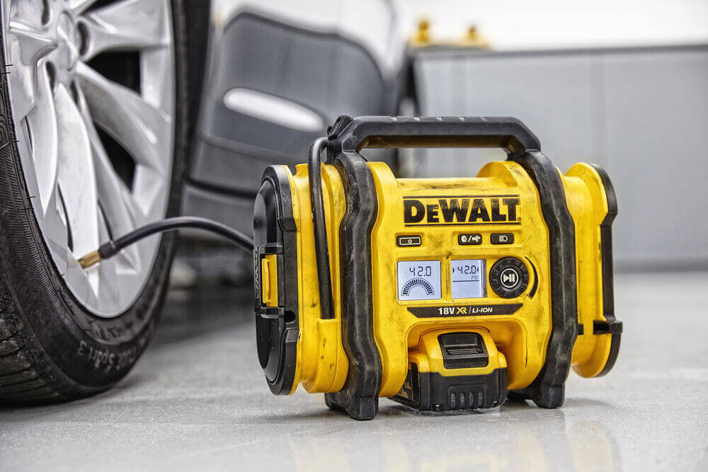 Компресор повітряний акумуляторний DeWALT DCC018