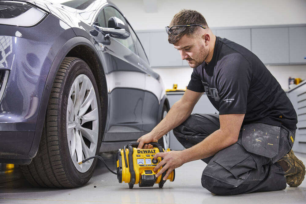 Компресор повітряний акумуляторний DeWALT DCC018