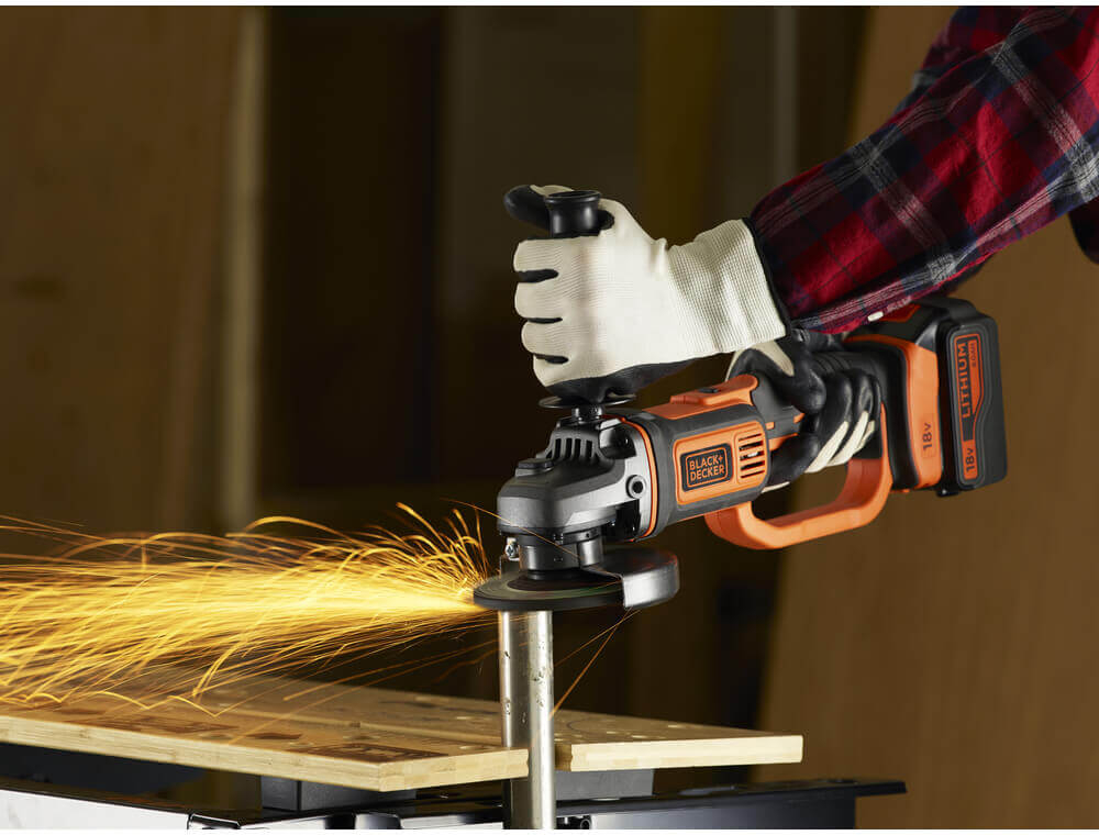 Кутова шліфувальна машина акумуляторна  BLACK+DECKER BCG720M1