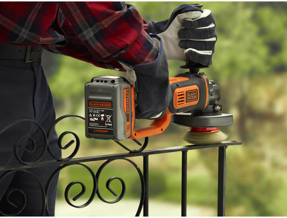 Кутова шліфувальна машина акумуляторна  BLACK+DECKER BCG720M1