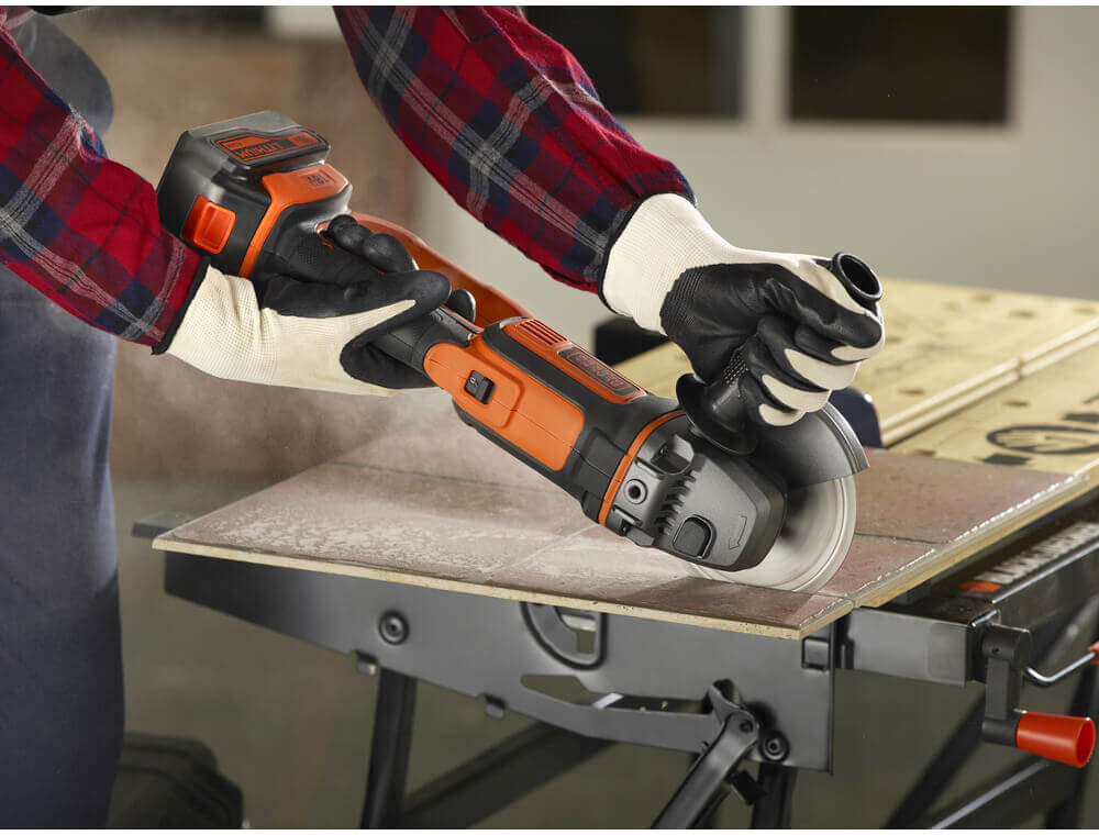 Кутова шліфувальна машина акумуляторна  BLACK+DECKER BCG720M1