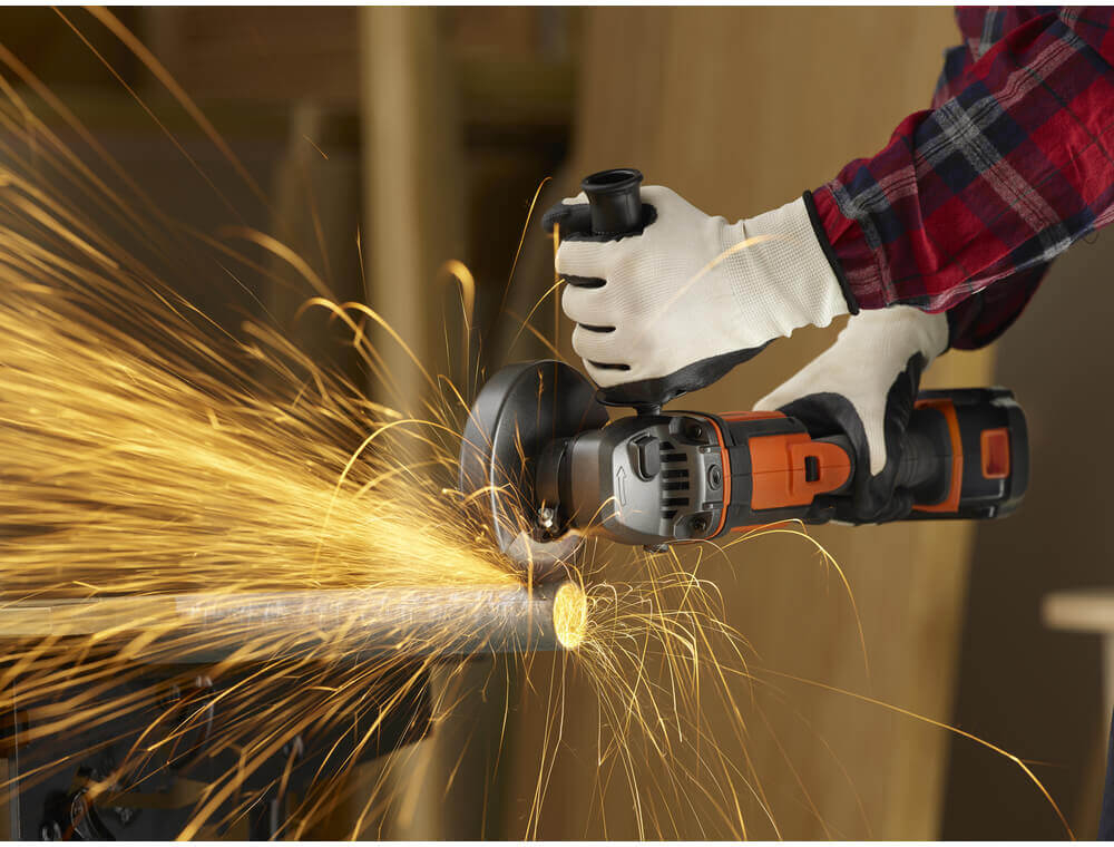 Кутова шліфувальна машина акумуляторна  BLACK+DECKER BCG720M1