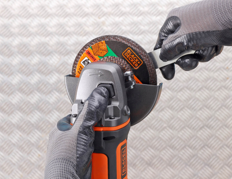 Шліфмашина ексцентрикова акумуляторна BLACK+DECKER BCG720N