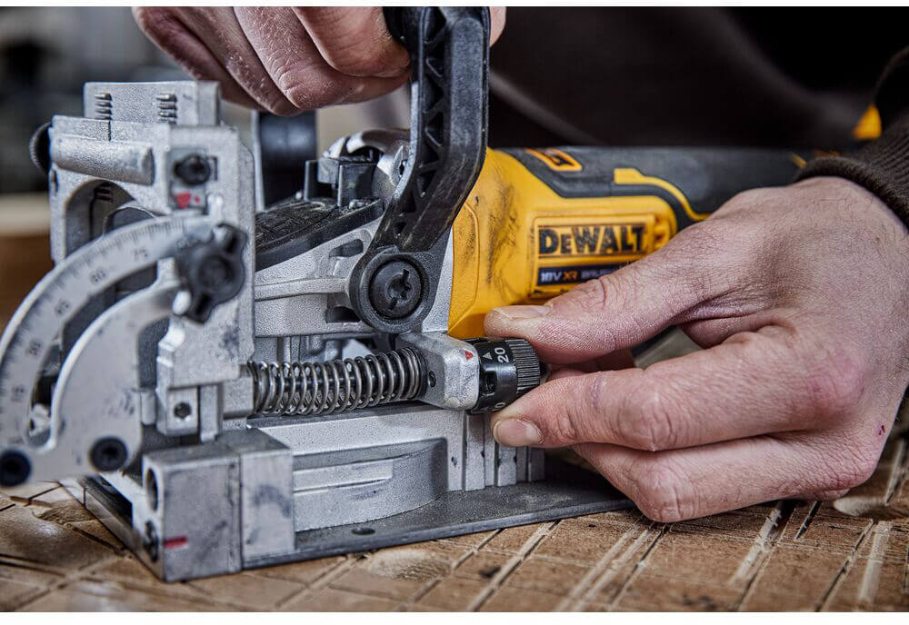 Фрезер акумуляторний DeWALT DCW682NT