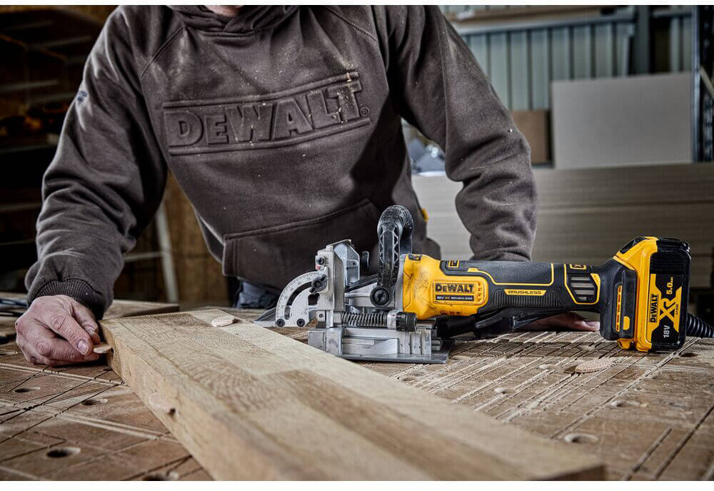 Фрезер акумуляторний DeWALT DCW682NT