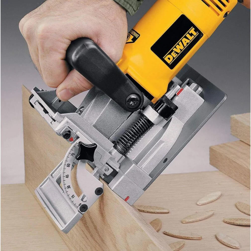 Фрезер DeWALT DW682K