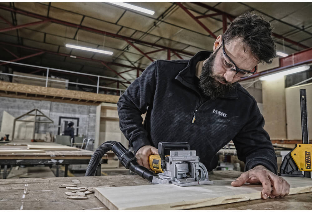 Фрезер DeWALT DW682K