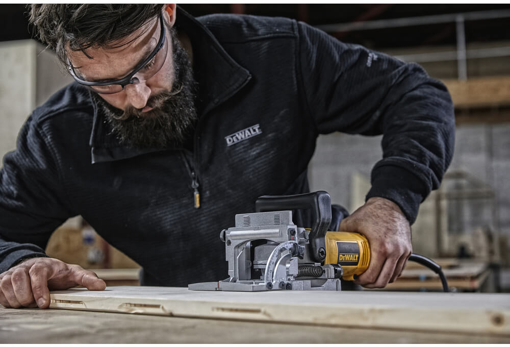 Фрезер DeWALT DW682K