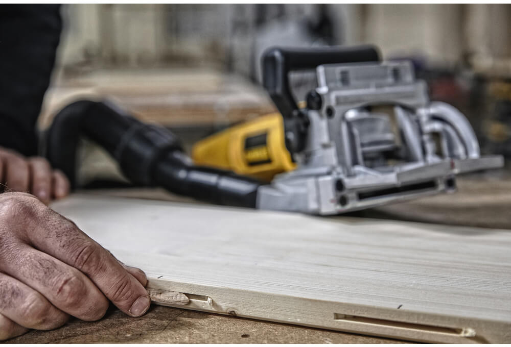 Фрезер DeWALT DW682K