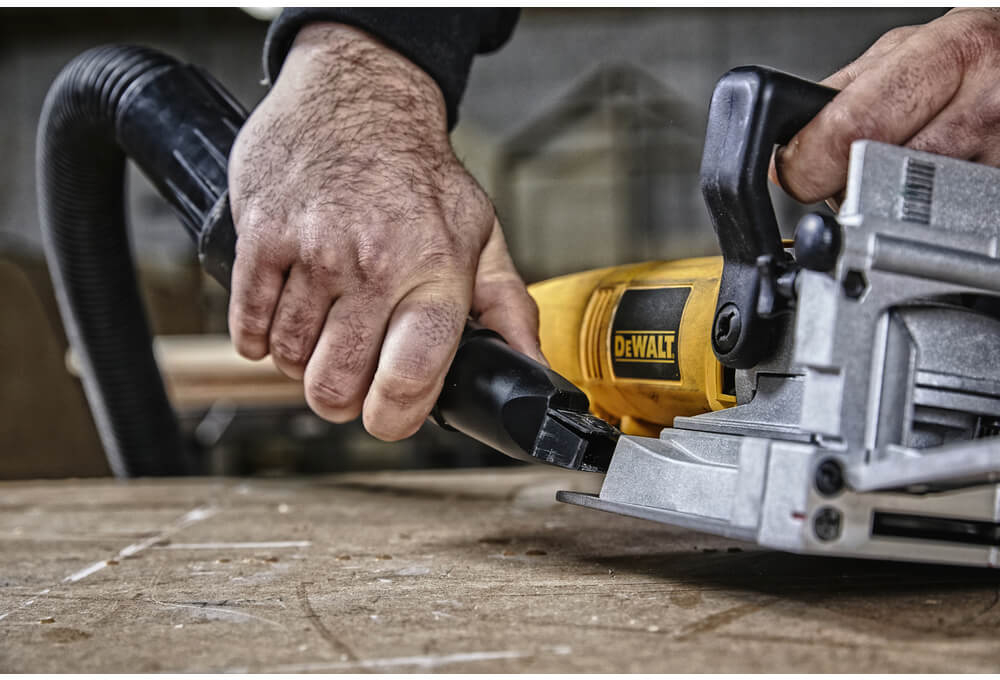 Фрезер DeWALT DW682K