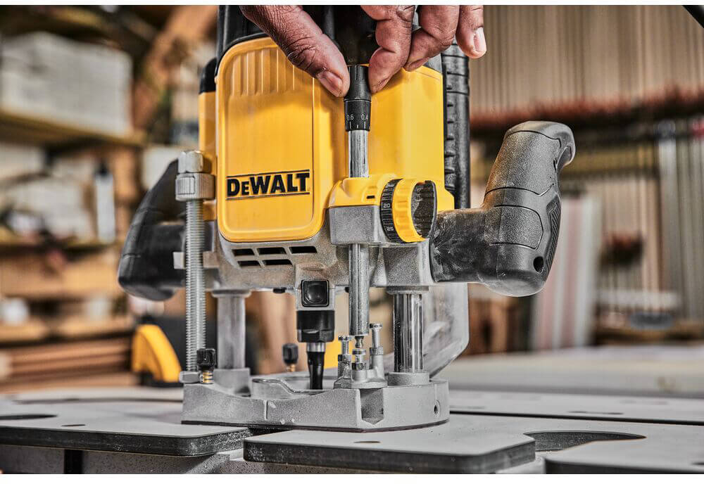 Фрезер DeWALT DWE625