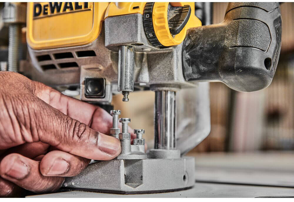 Фрезер DeWALT DWE625KT