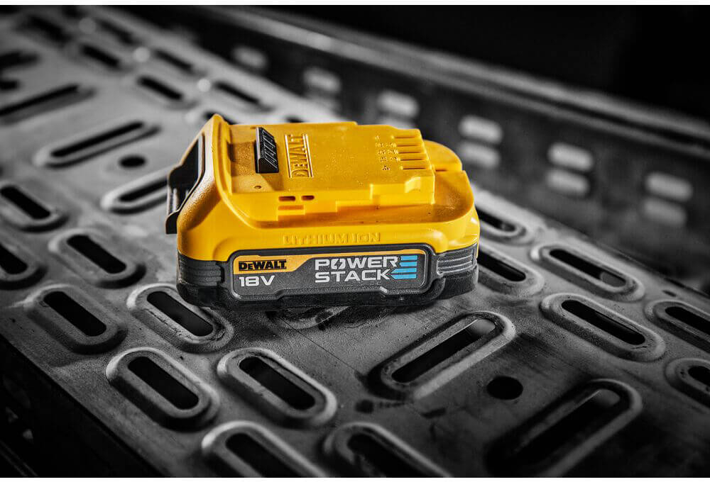 Акумуляторна батарея DeWALT PowerStack DCBP034