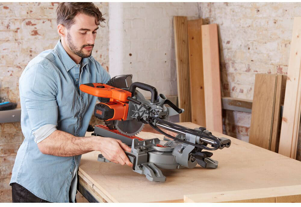 Пила торцювальна BLACK+DECKER BES710
