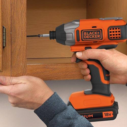 Акумуляторний шуруповерт BLACK+DECKER BDCIM18N