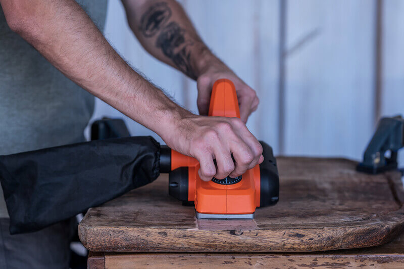 Електричний рубанок BLACK+DECKER BEW712