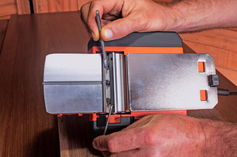 Електричний рубанок BLACK+DECKER BEW712