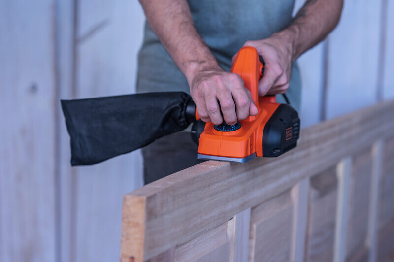 Електричний рубанок BLACK+DECKER BEW712