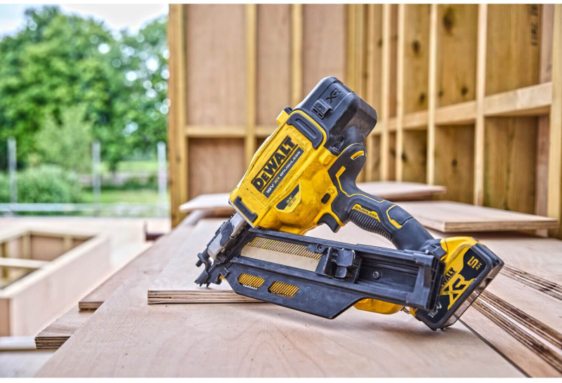 Пістолет цвяхозабивний пневматичний  DeWALT DCN930P2
