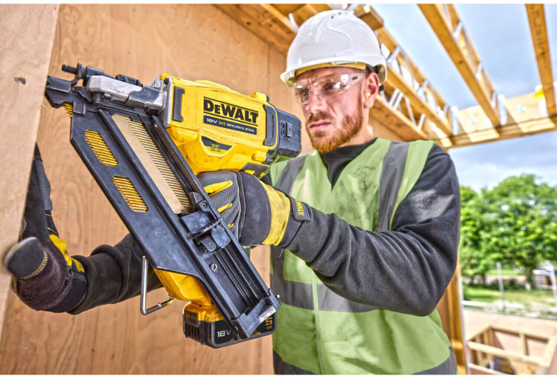 Пістолет цвяхозабивний пневматичний  DeWALT DCN930P2