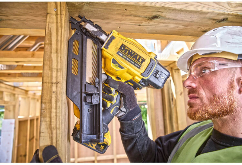 Пістолет цвяхозабивний пневматичний  DeWALT DCN930P2